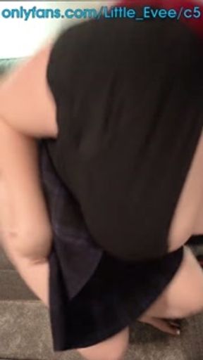 Gamergirl lacht Minischwanz aus. Onlyfans Little_Evee