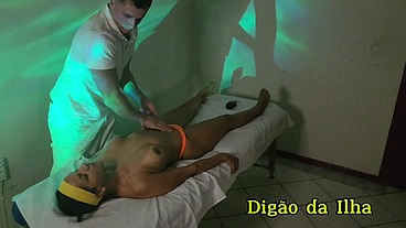 Massagem com final feliz, gostosa fica com tesão e senta no massagista