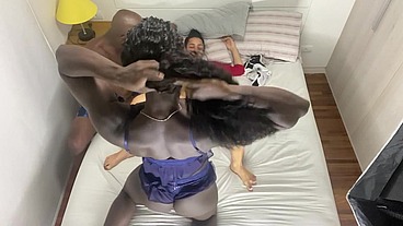 FUI NA CASA DA MINHA AMIGA E O MARIDO DELA ME ENSINOU A FAZER ELA GOZAR