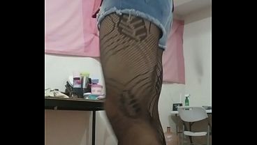 Modelando un mini shorts