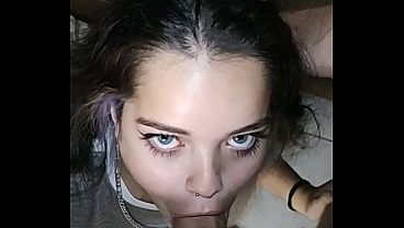 Novinha linda de olhos azuis fazendo garganta profundo bem babado