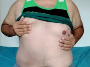 Jugando con mis bubbies y pezones