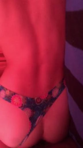 Mujer se aguanta los gemidos por que el cuarto de su hermano queda cerca de él de ella