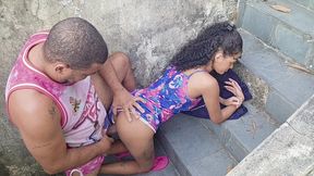 pegando minha enteada na escada 100% anal