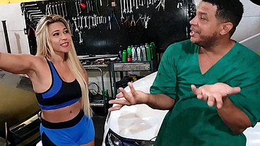Loira gostosa foi pegar o carro na oficina e o mecanico safado enrolou ela pra ganhar uma foda