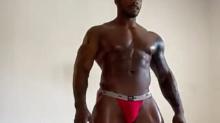 未经剪辑的自制视频，记录了渴望性爱的男同性恋业余爱好者被黑人巨根猛操屁股的场景。