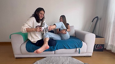 Masaje y lucha de pies de dos lesbianas