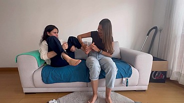 Masaje y lucha de pies de dos lesbianas