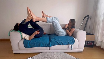 Masaje y lucha de pies de dos lesbianas