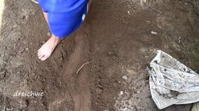 Digging with the feet
