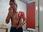 En halloween casi llega el orgasmo, Raba Erre es un diablito encantado