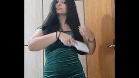 Arrume-se comigo vers&atilde_o proibida &ndash_ vestido verde e olhar provocante