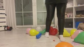 Sneaker-Girl Clara - Fun with Balloons