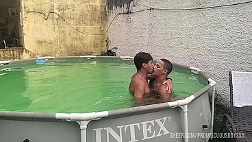 Sexo na piscina numa tarde de calor .