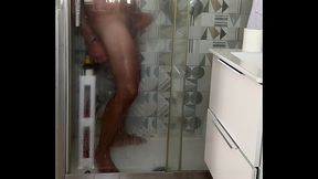 Beccato a masturbarsi in doccia con sborrata forte e orgasmo reale - spiato
