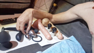 Pria gay amatir berotot dengan penis besar masturbasi, meniduri anus dengan dildo dan buttplug, lalu meledak dengan ejakulasi panas.