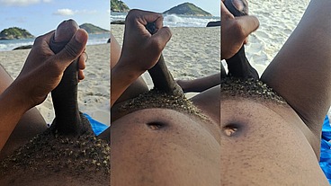 Batendo uma punhetinha na praia de nudismo