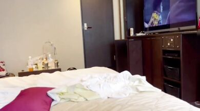 他人棒遊びの短編編集8 単独さんと寝室でSEXしながら旦那と電話で報告するエロ妻。変態夫婦。