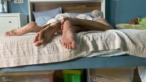 KYLIES AND KIRAS DIRTY FEET IN BED - MOV HD
