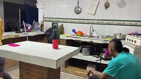 follo con mi hermanastro y el se termina corriendo en mis tetas