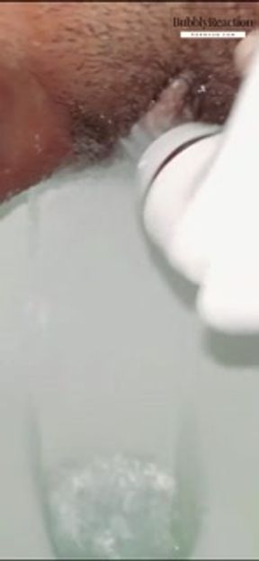 කෙල්ලෝ බාත්රුම් ගියාම පරක්කු වෙන්නේ මේක නිසා Sri lankan girl pissing and water orgasm