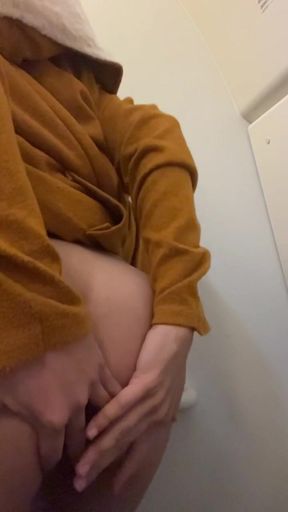 Milf aburrida en un vuelo se va al baño a masturbarse y deja un mojadero