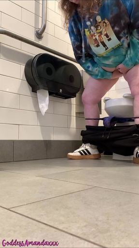 Fat Pussy Peeing in Public Toilets