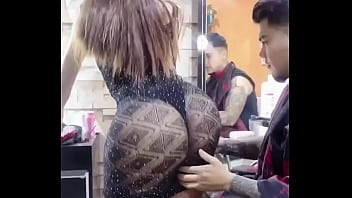 ESTILISTA CORTANDO EL CABELLO CON FINAL FELIZ