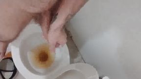 Je devien tres exiter. Je leche cette toilette tres sale. TROP BON, J&#039;aimerais trop quon me surprend a genoux mmmm