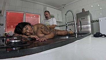Peguei minha amiga assim que todos sairam e meti o ferro no rabo da safada