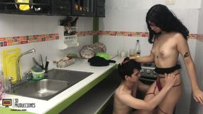 My Stepsister Turns Me on While She Is in the Kitchen - Porn in Spanish