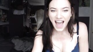 Crazy Hot huge boobies 18 yo cam pose