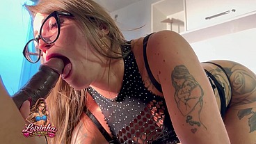Cuckqueen safada presenteia seu marido com uma amiga gostosa. Sentei gostoso no pauzão do marido dela, ele arregaçou minha buceta e a corna assistiu tudo.