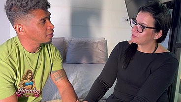 Cuckqueen safada presenteia seu marido com uma amiga gostosa. Sentei gostoso no pauzão do marido dela, ele arregaçou minha buceta e a corna assistiu tudo.
