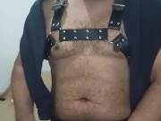Oso moreno se la jala usando cuero y un consolador hasta llenarse de leche