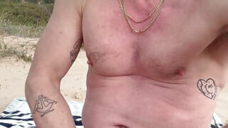 Alte, tätowierte Männer mit riesigen Schwänzen haben ungeschützten Sex im Freien, bevor sie den Samen schlucken.