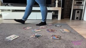 Sneaker-Girl Ella - Crush some old Compact Discs