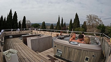 Jeux très chauds dans le jacuzzi entre Rose et Ashley...