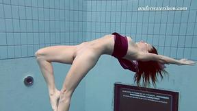 ”Ala sexy GF in the swimming pool”