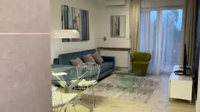 Real Estate Agent Convinced Me to Rent That Apartment