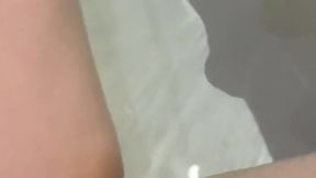 Девушка после секса с кримпаем писает в воду в ванне! Грязные Русские Разговоры