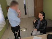 VIP4K. Sexy chick fait une pipe et se fait prendre au bureau de prêt