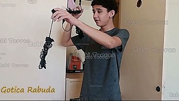 Novinho de 18 anos perde a virgindade com a G&oacute_tica gostosa RED1
