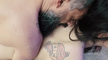 morena tatuada da bunda grande chupa gostoso e pede gozada na bunda - Mila Spook e Mario Aquele Official