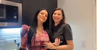 trio avec deux belles brunes