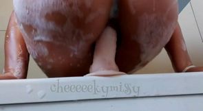 Cheeeeekymissy &ndash; edge of bathtub dildo riding