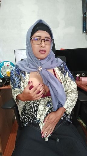 Hijab Shemale with Big Cock Masturbate Until She Cum
