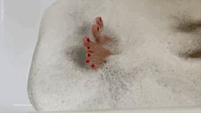 SEXY FEET AND LEGS IN A HOT TUB BUBBLE BATH - MOV HD