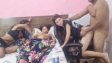 Grávida observa marido fodendo cu das amigas.