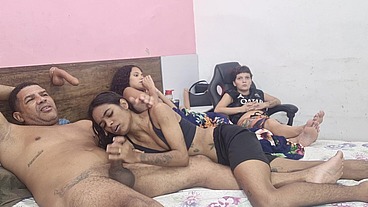 Grávida observa marido fodendo cu das amigas.